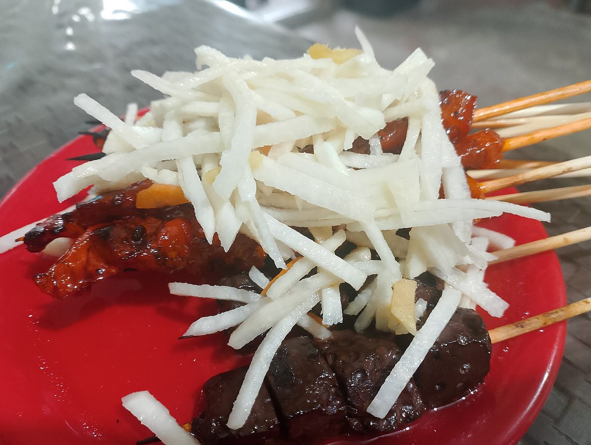 Cheap Filipino street food, the backbone of a backpacker food budget