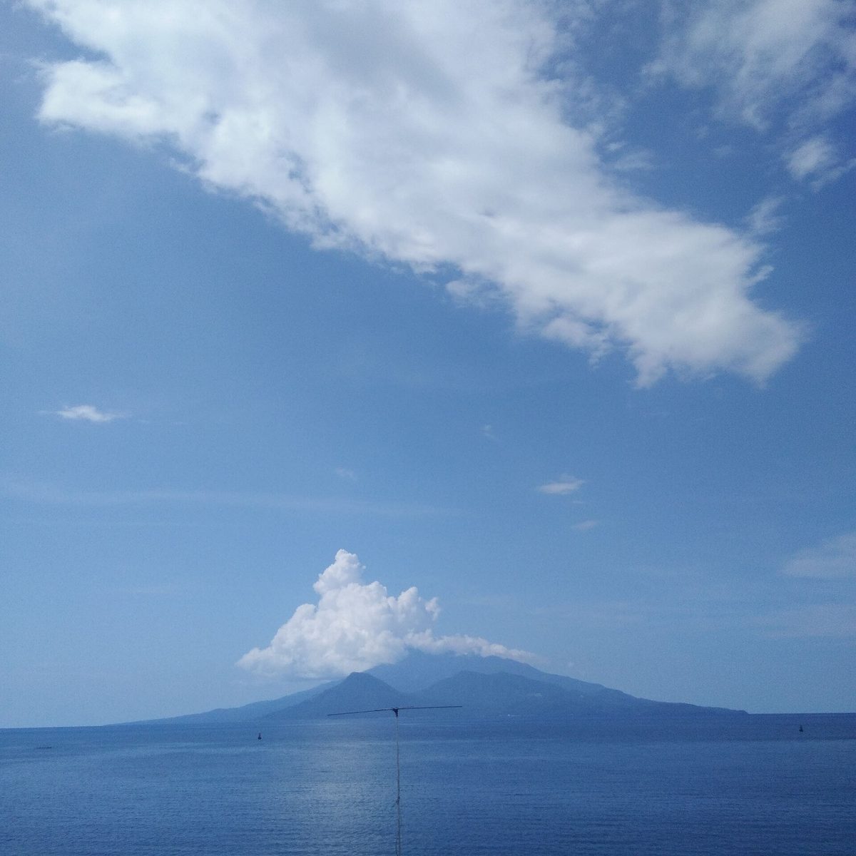 White Island sandbar off Camiguin with the volcano behind, an affordable island in the Philippines