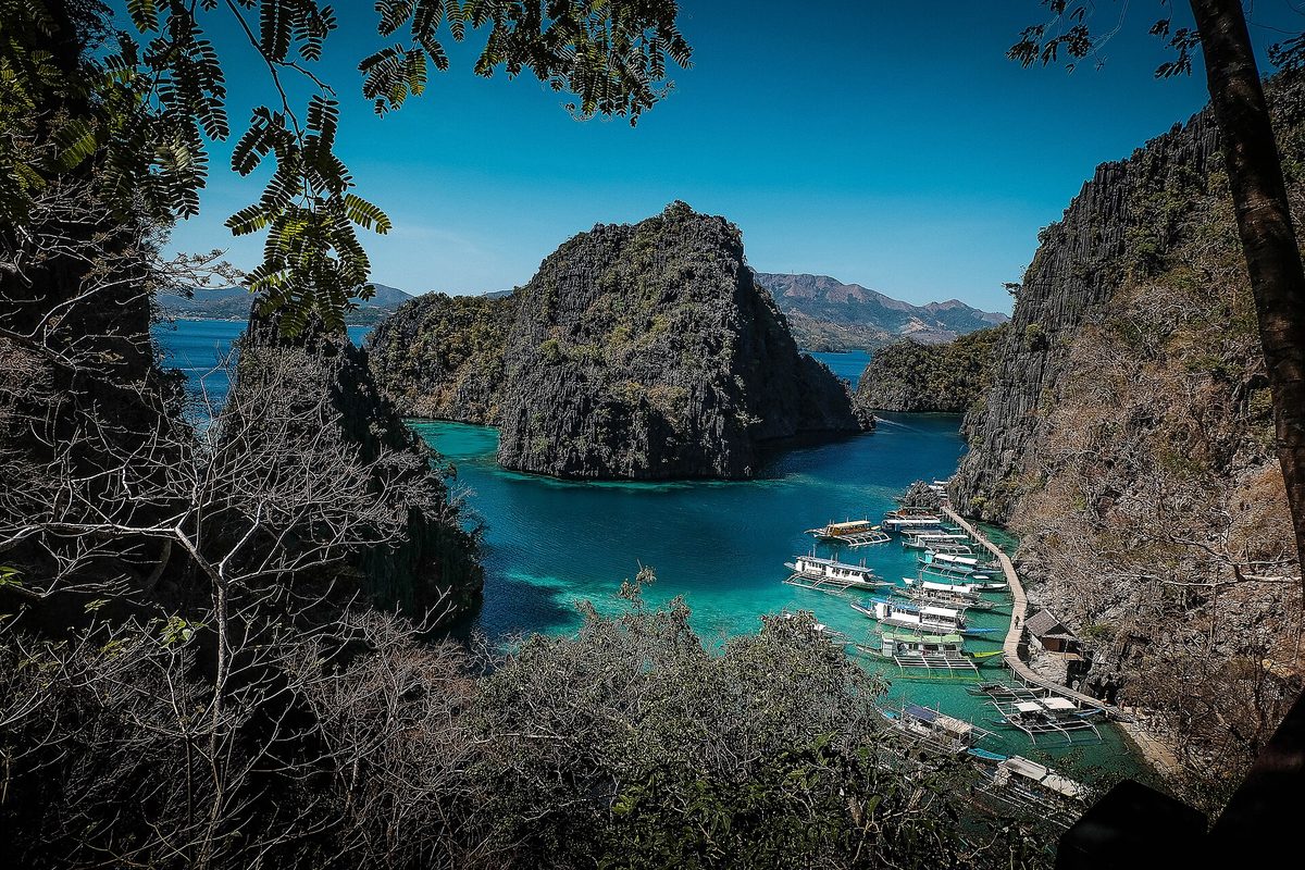 The iconic Kayangan viewpoint over the turquoise bay of Coron Island, Palawan