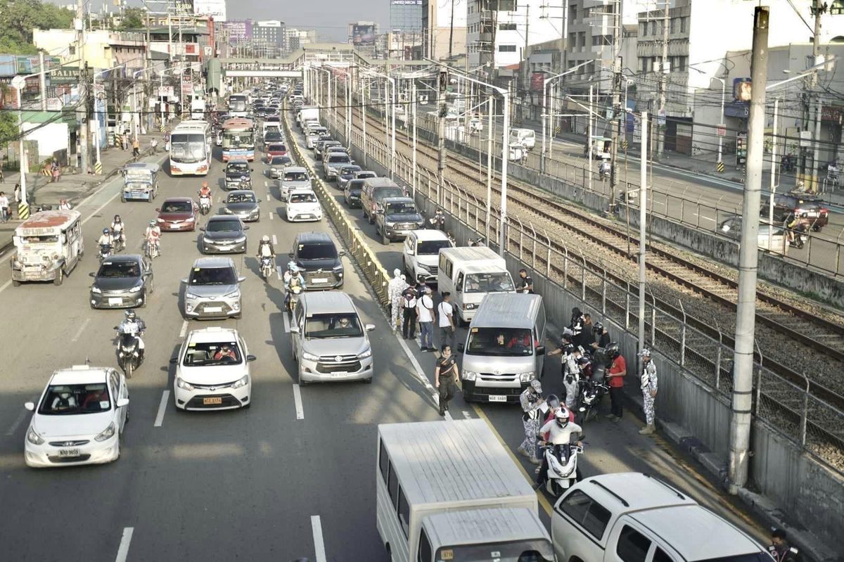 Traffic on a Metro Manila road on the way from the airport into the city