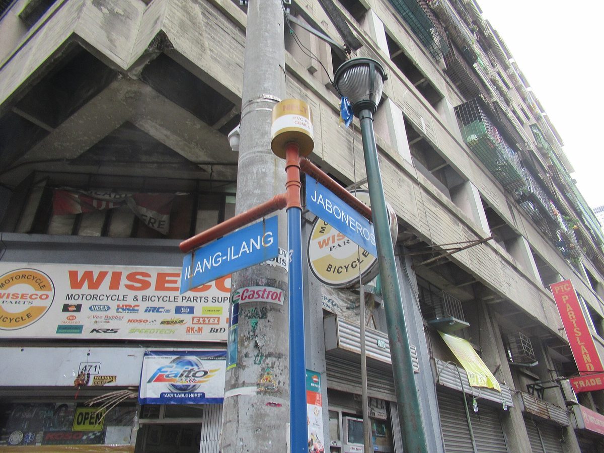 Busy street in Binondo, the historic Chinatown district of Manila