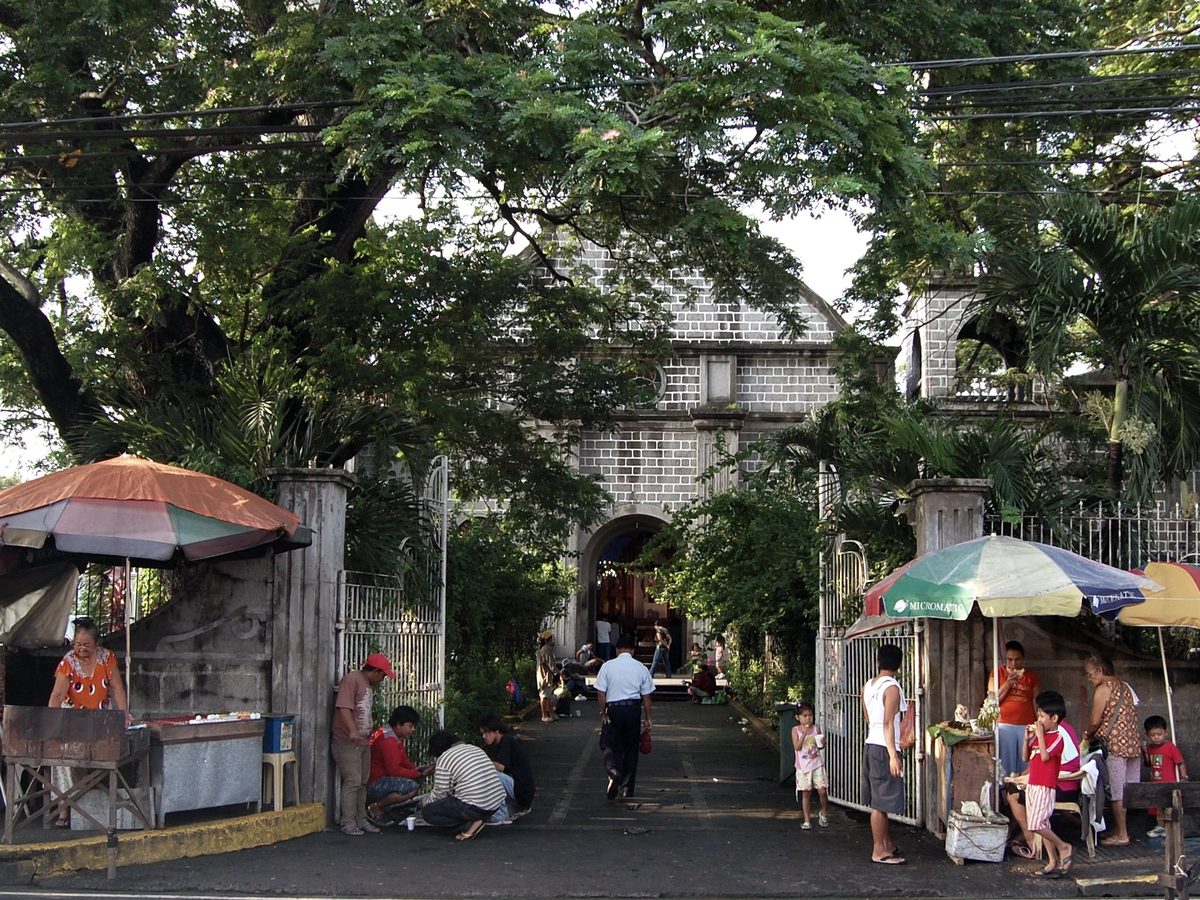 A Philippine palengke wet market where small cash and coins are essential for tourists