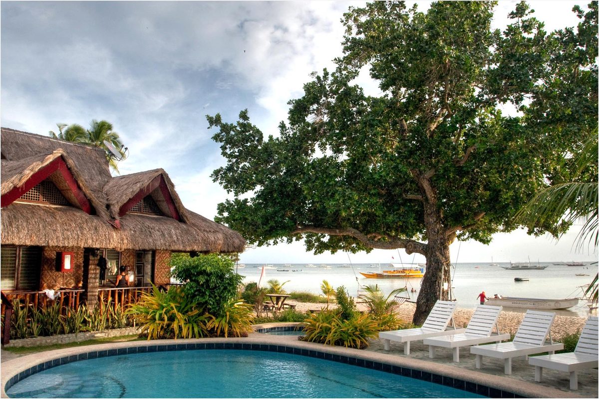 Palm-fringed beachfront resort and turquoise shallows on Panglao, a relaxed honeymoon base