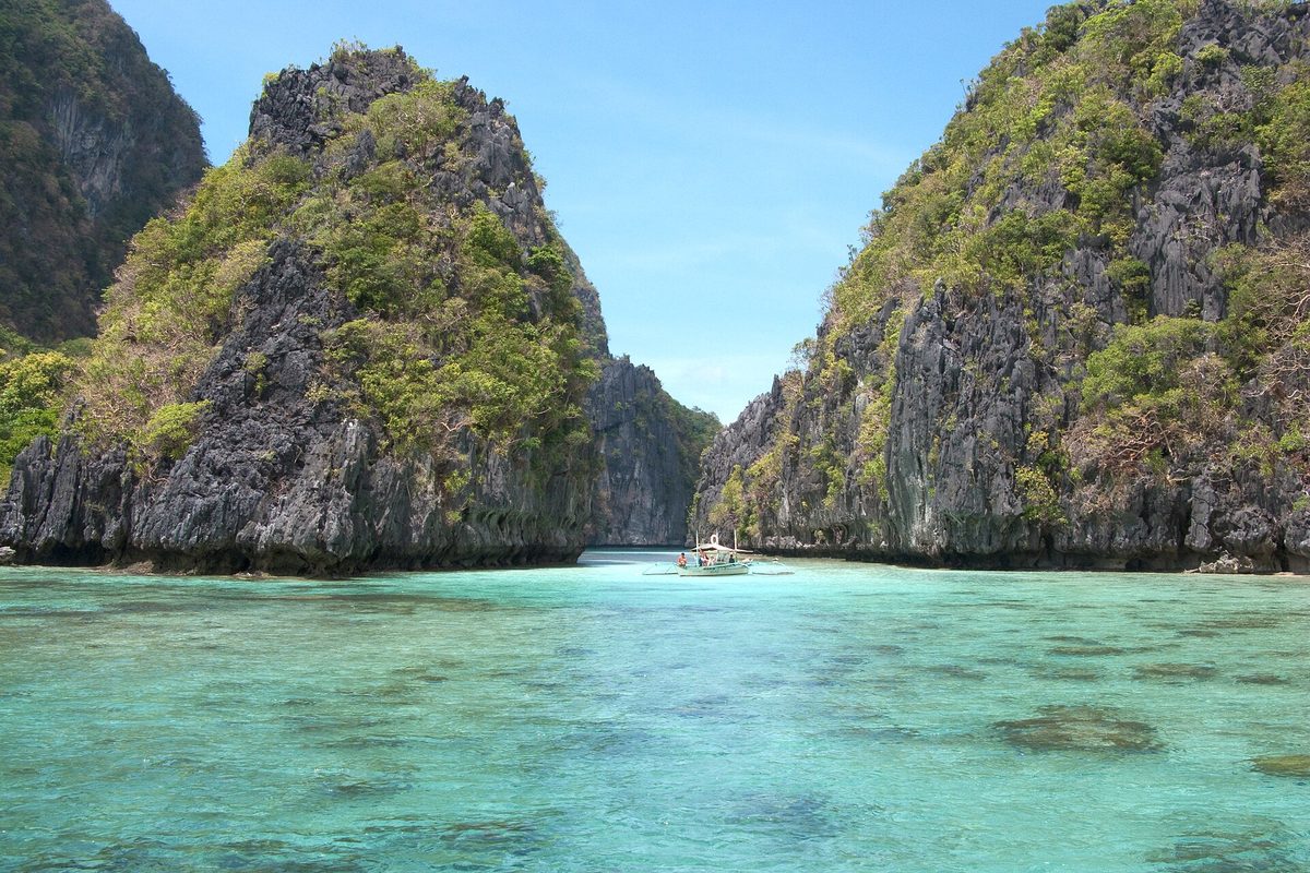 Limestone cliffs and turquoise water in El Nido, the anchor of this philippines itinerary 10 days plan