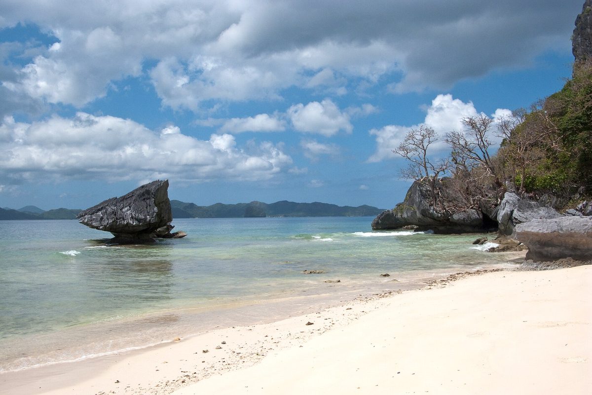 El Nido beach in Palawan, the kind of place a Philippines packing list is built around with a dry bag and reef-safe sunscreen